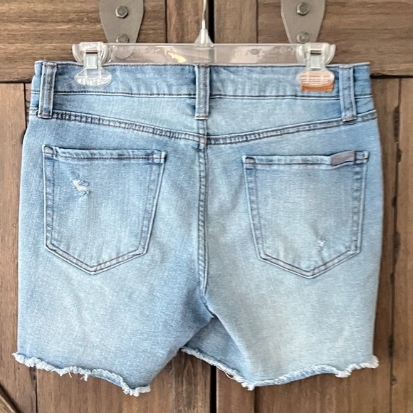 Seven7 Distressed Denim Weekend Fray Hem Mid Rise Short Size 4 EUC - Picture 2 of 9